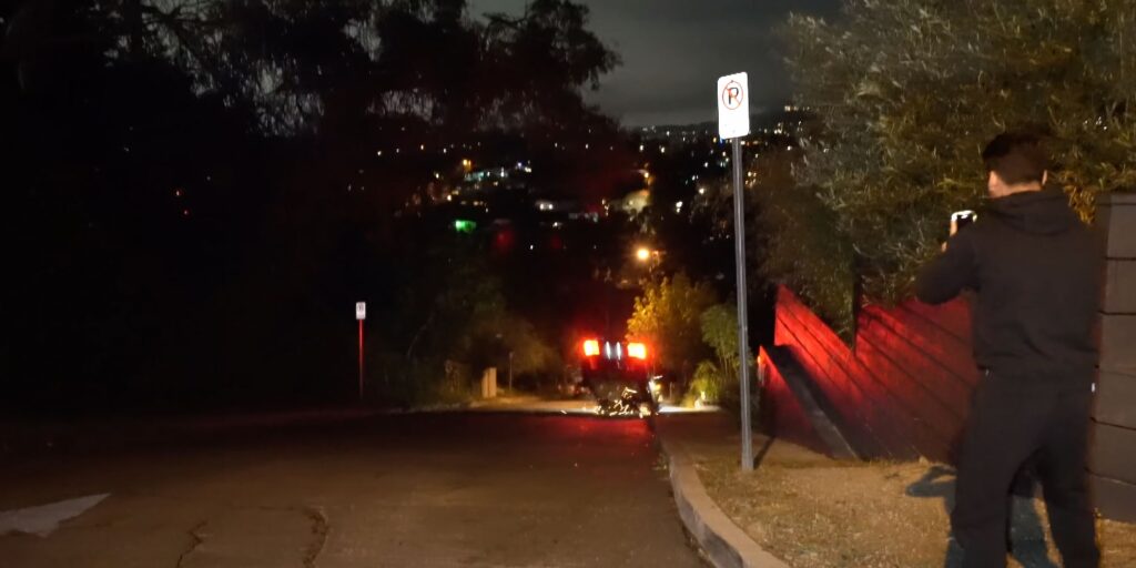 Tesla Jump Crash: Mire este video de un Tesla saltando 50 pies en el aire