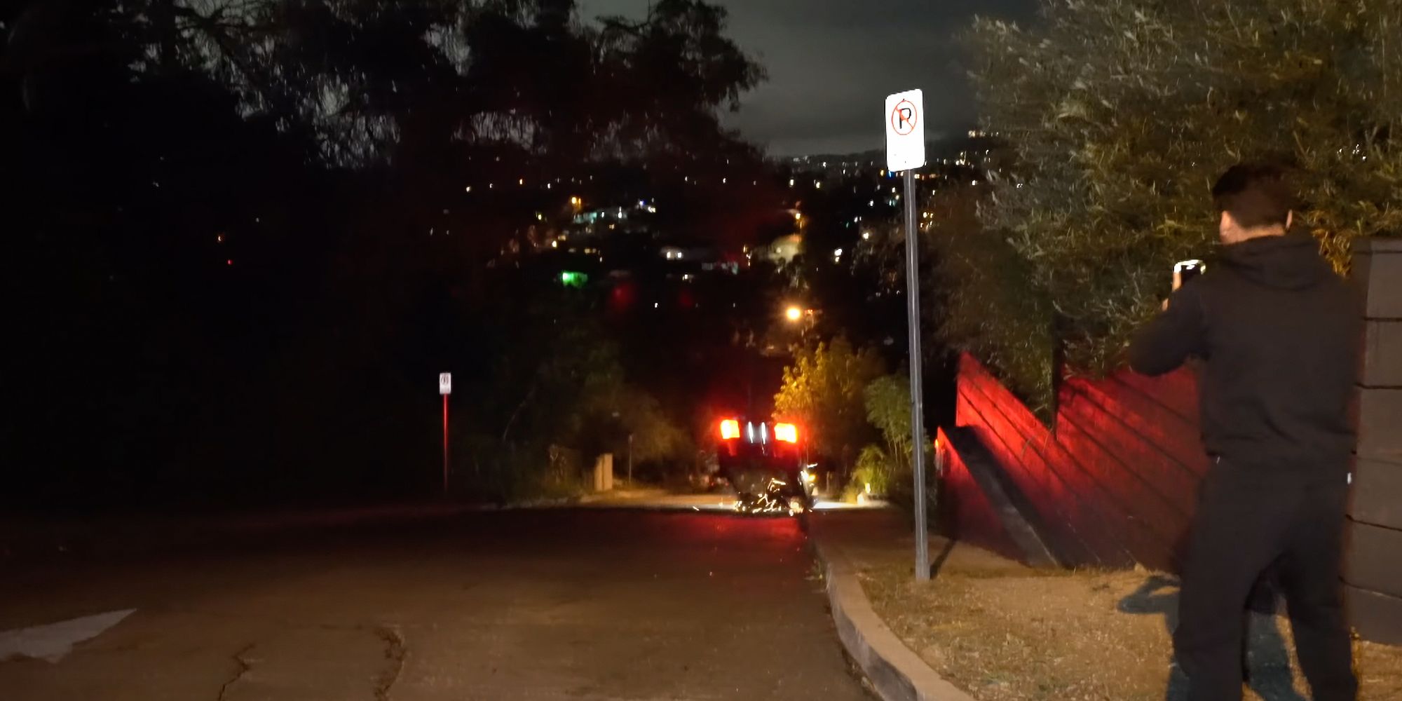 Tesla Jump Crash: Mire este video de un Tesla saltando 50 pies en el aire