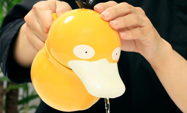 Tetera Pokémon hecha a mano te permitirá beber de la boca de un Psyduck