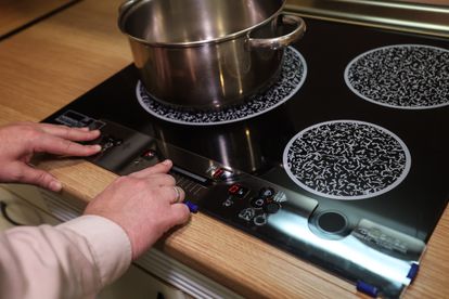 Una placa de inducción preparada con plantilla, tablet y Bluetooth para cocinar.