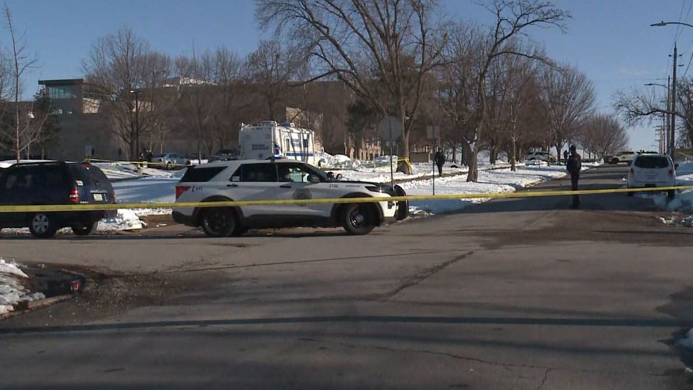 Tiroteo frente a una escuela secundaria deja un joven muerto y heridos en Iowa