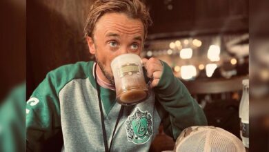 Tom Felton representa a Slytherin y bebe cerveza de mantequilla en la imagen del parque de Harry Potter