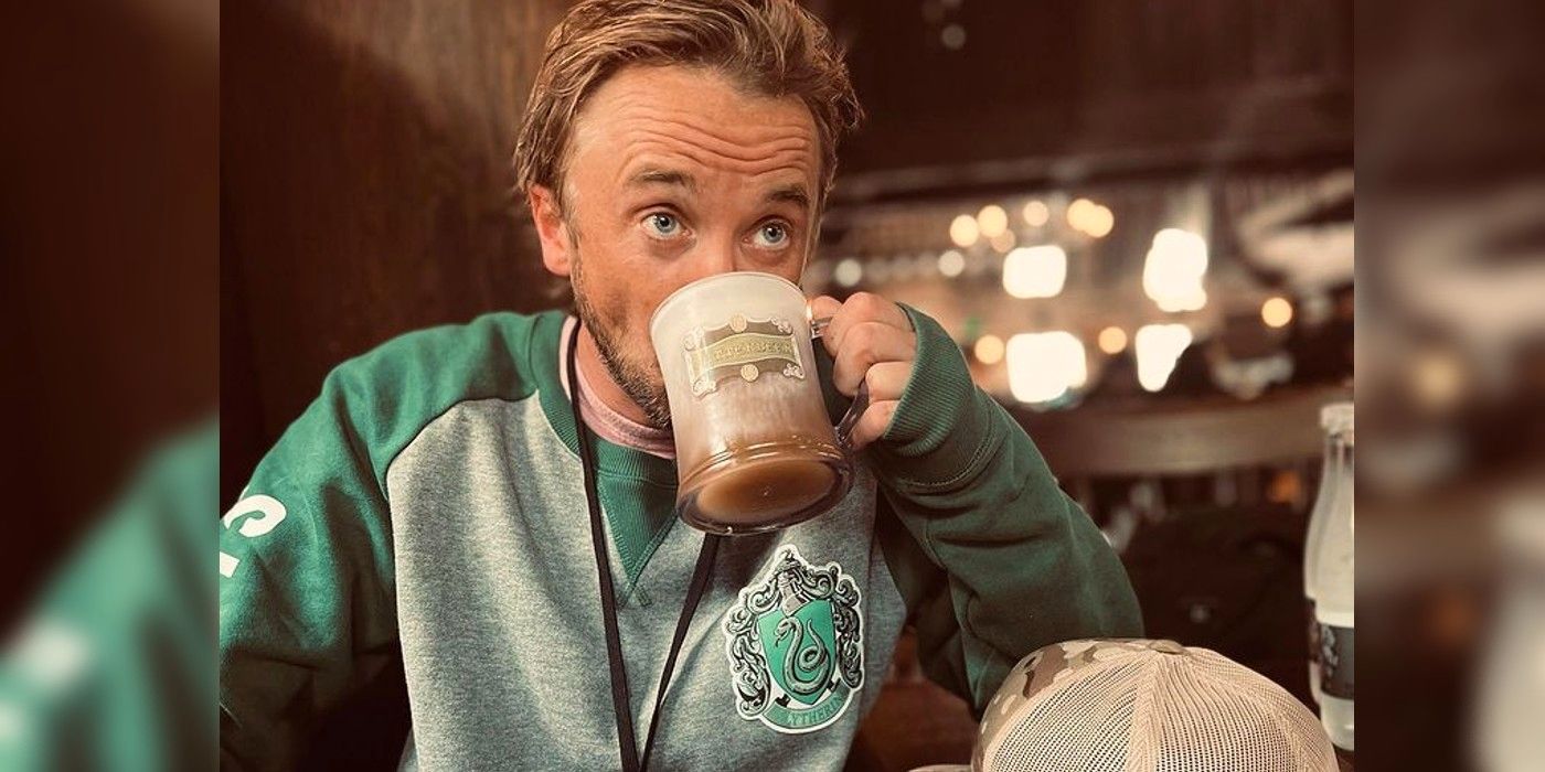Tom Felton representa a Slytherin y bebe cerveza de mantequilla en la imagen del parque de Harry Potter