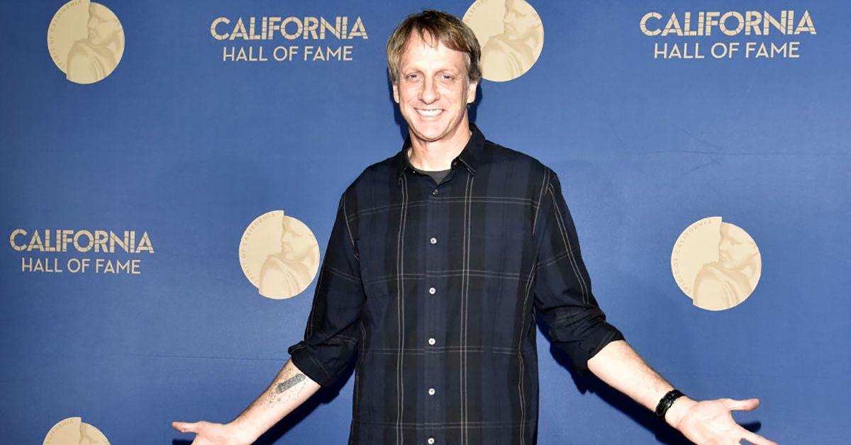 Tony Hawk vuelve a la patineta solo dos semanas después de romperse el fémur