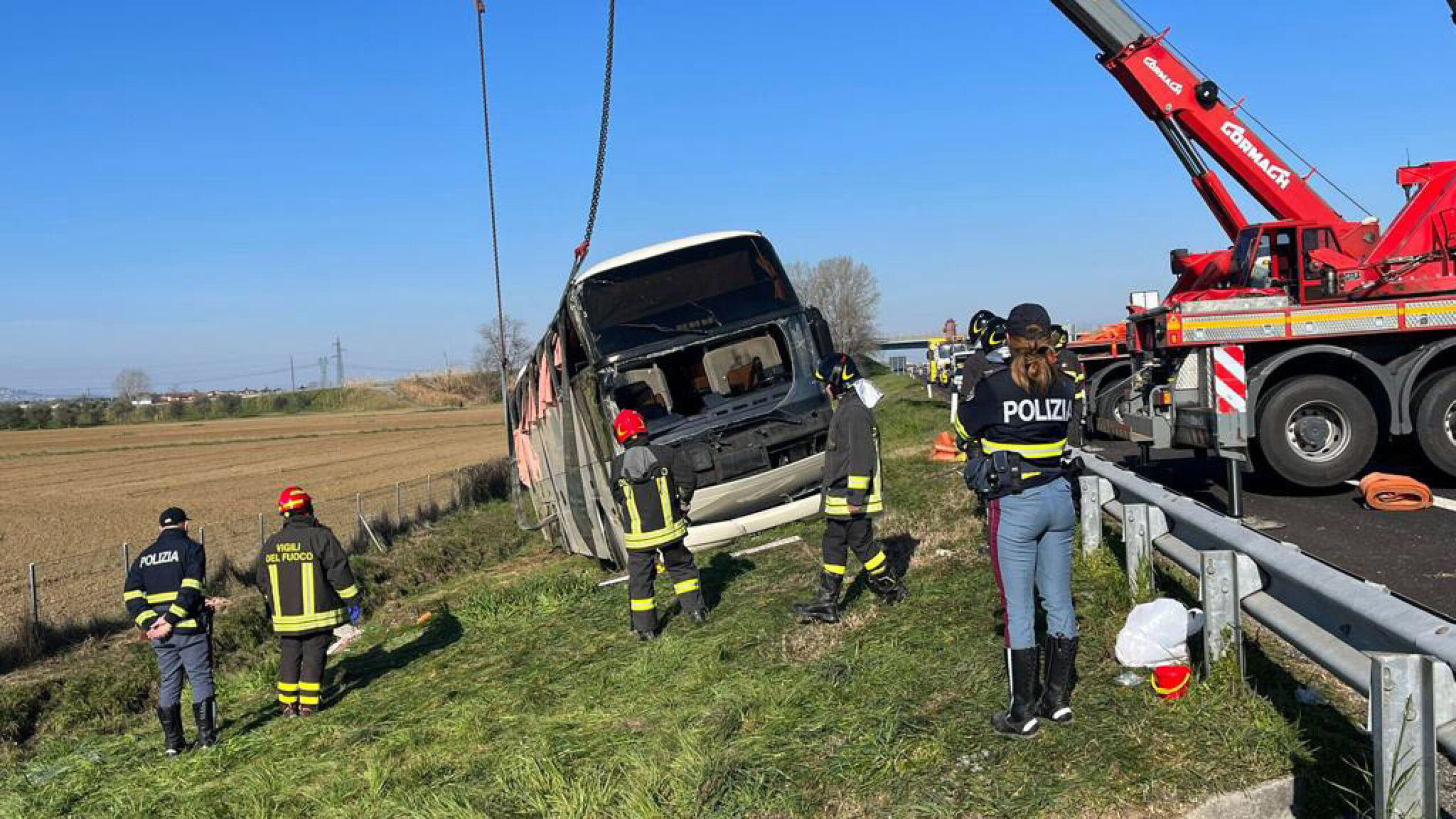 Tragedia en Italia: se vuelca autobús con refugiados ucranianos; al menos un muerto