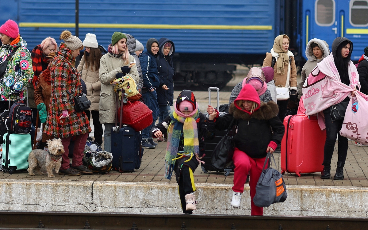 Trato desigual a extranjeros que quieren salir de Ucrania, denuncia HRW