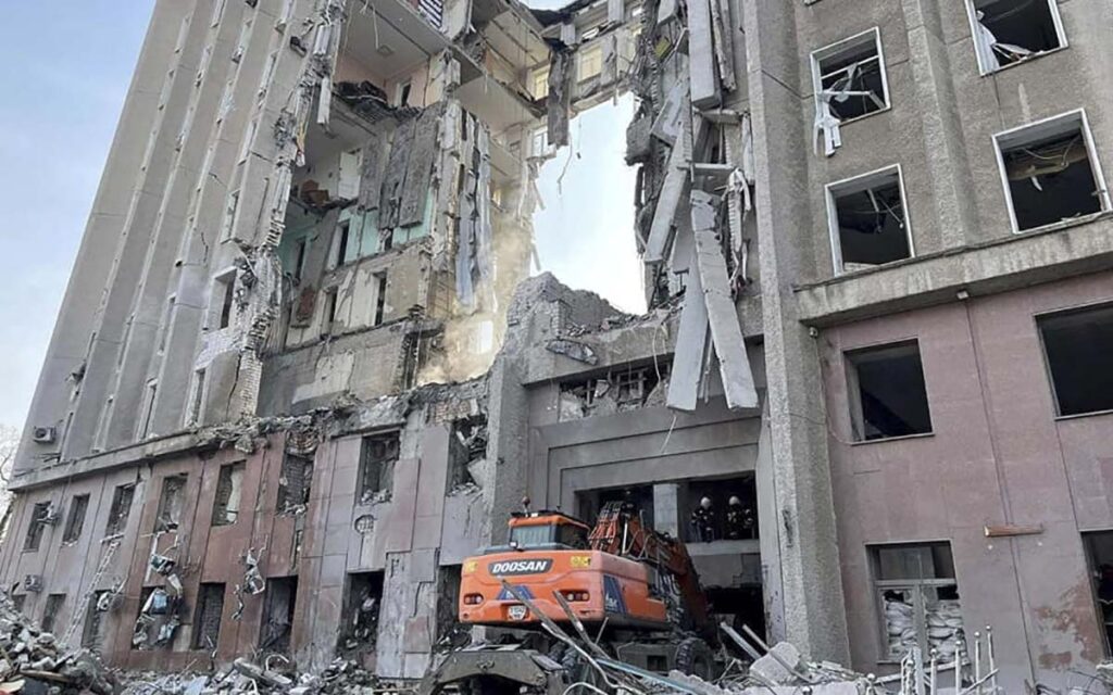 Ucrania: Bombardeo ruso en Mikolaiv deja 14 muertos y casi 40 heridos