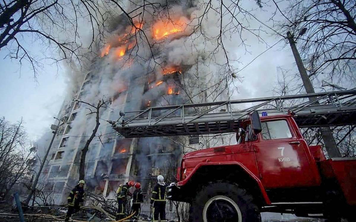 Ucrania: Fuerzas rusas atacan zonas residenciales en Kiev; reportan muertos y heridos