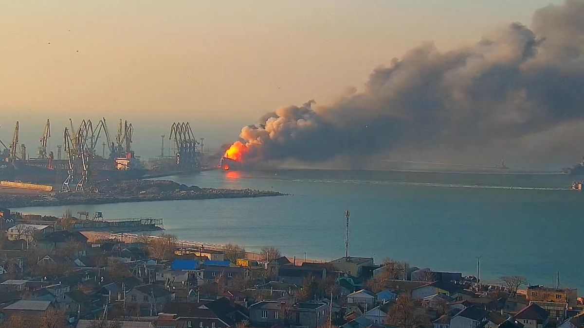 Ucrania asegura haber destruido un buque de desembarco de tropas en un puerto del mar de Azov