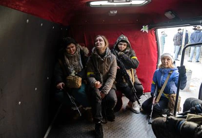Tras recibir sus subfusiles en un depósito de armas de Kiev, cuatro voluntarias civiles esperan destino para colaborar en la defensa de la capital ucrania, después de que el Gobierno anunciara su decisión de armar a la población. La imagen fue tomada el 26 de febrero por la fotoperiodista estadounidense Lynsey Addario, especializada en conflictos y en el papel de la mujer en sociedades tradicionales. 