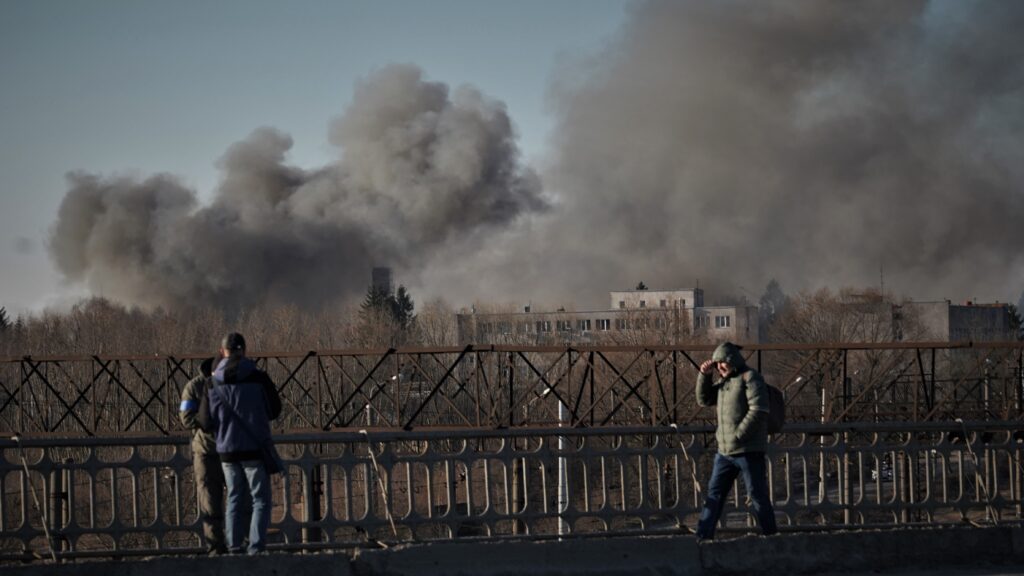 Última hora de la guerra en Ucrania, en directo | Las bombas alcanzan el aeropuerto de Lviv, a 70 kilómetros de Polonia