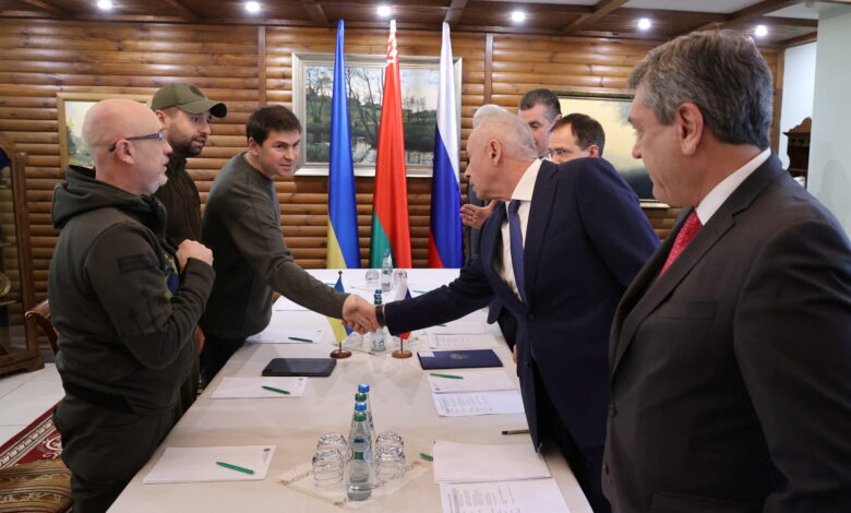 Última hora de la invasión rusa a Ucrania, en directo | Kiev exige a Moscú que abra corredores humanitarios para evacuar civiles en la segunda ronda de negociaciones