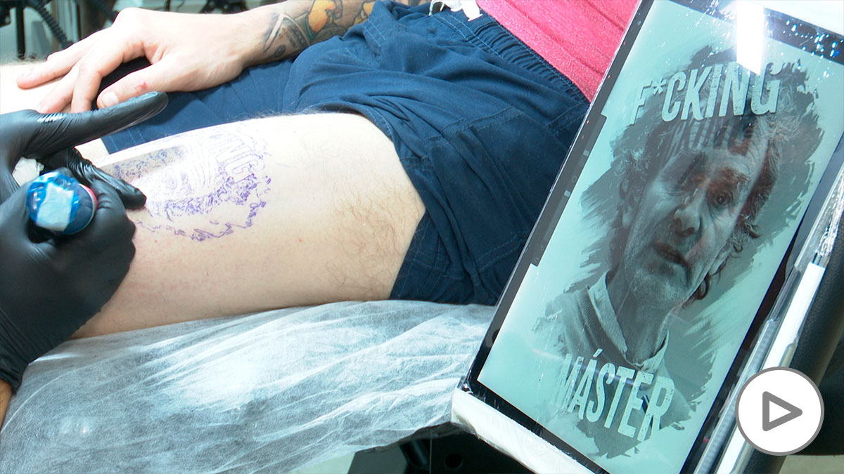 Un joven valenciano se tatúa su cara en la pierna