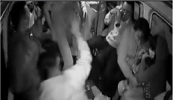 VIDEO: Mueren pasajero y asaltante de transporte urbano; usuario se opone al asalto, ratero murió al caer de unidad  