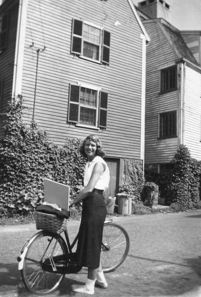 La escritora Sylvia Plath, fotografiada en 1951 con su bicicleta. Herederos de Marcia B. Stern (cedida por la editorial Tres Hermanas)