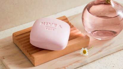 Describimos el limpiador facial de Nivea con función desmaquilladora, que se ha convertido en el más vendido de su categoría en Amazon.