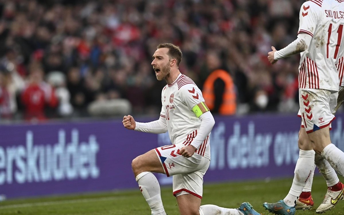 Vuelve Christian Eriksen adonde sufrió un paro cardíaco y redondea goleada vikinga | Video