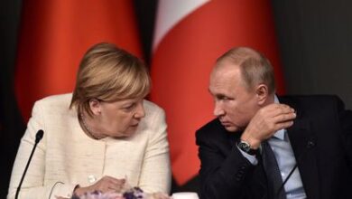 La excanciller alemana, Angela Merkel, y el presidente ruso, Vladímir Putin, en una cumbre en Estambul en 2018 para buscar una solución a la guerra de Siria.