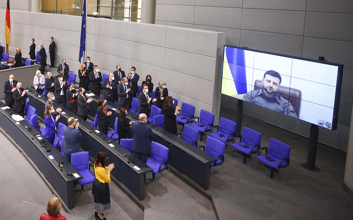 Zelenski dice al parlamento alemán que Rusia construye 'un muro' en Europa; confirma negociaciones