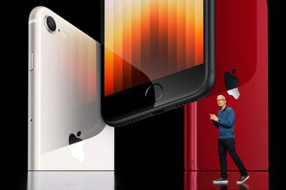 El director general de Apple, Tim Cook, presenta el nuevo iPhone SE este martes en Cupertino (California).