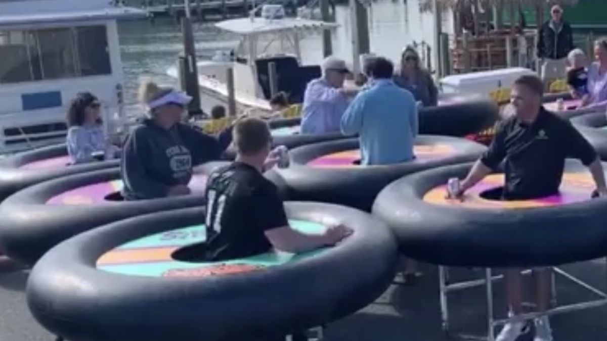 mesas individuales con ruedas y un flotador