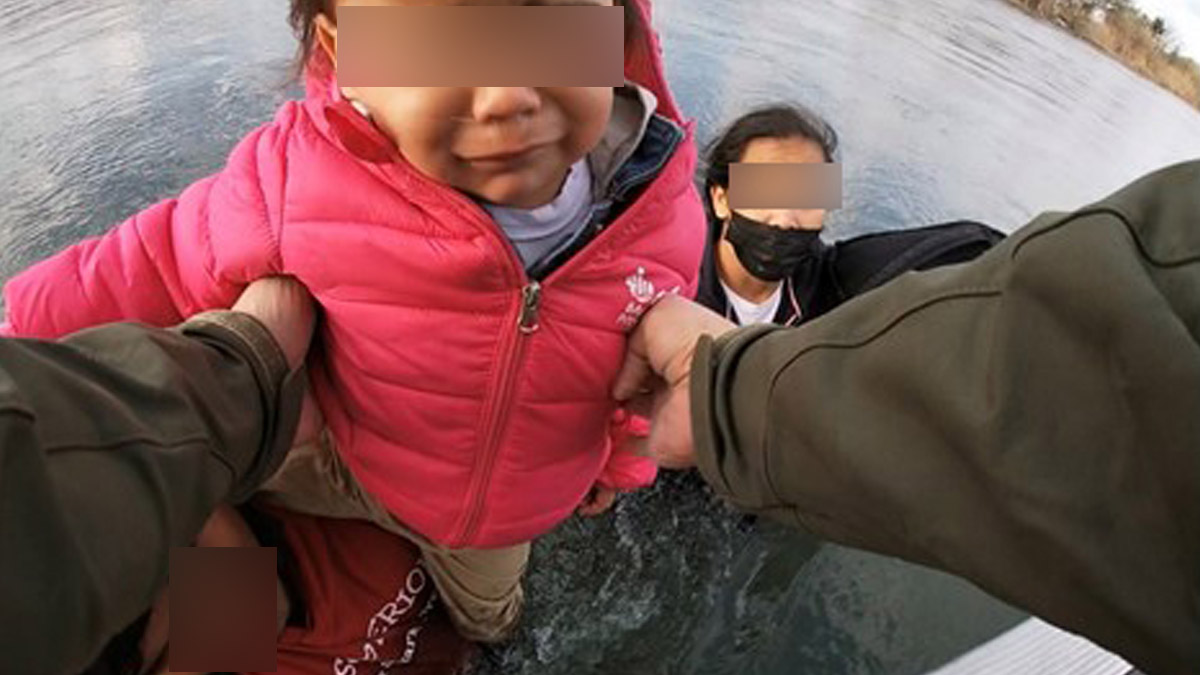 salvan a familia migrante de ser arrastrada por corriente del Río Bravo