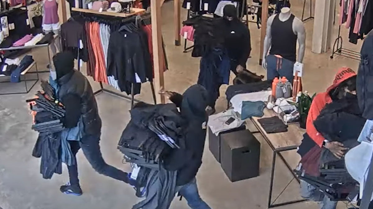 video de dos días seguidos una tienda Lululemon