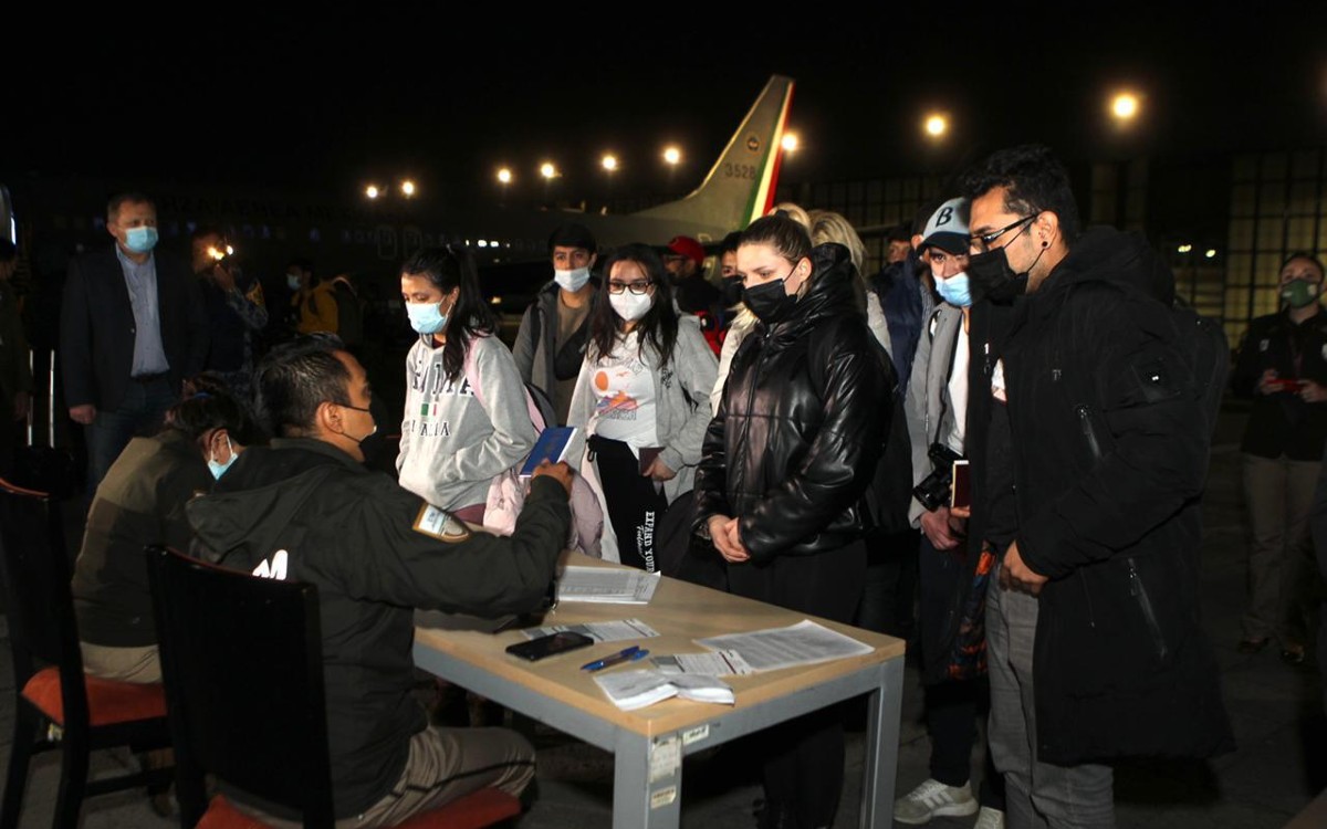 ‘¡Llegamos!’… mexicanos arriban al país tras evacuar Ucrania | Video