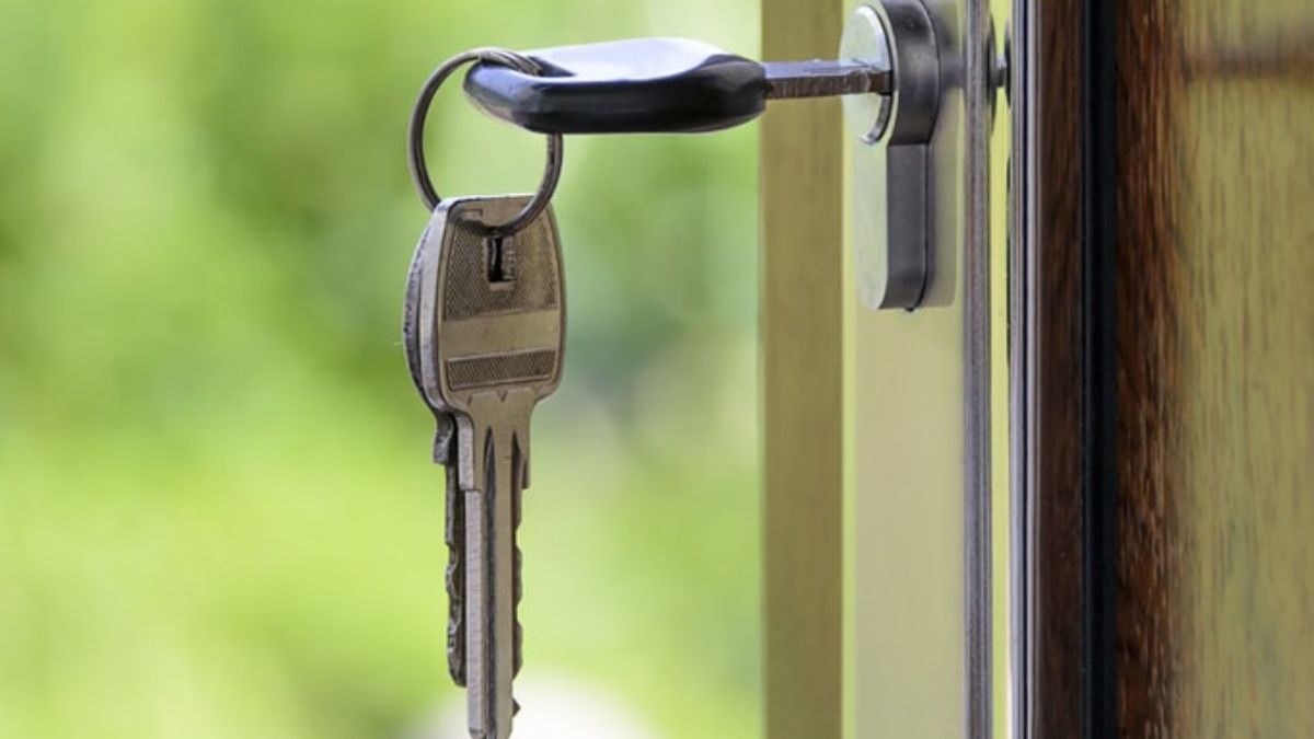 ¿Cómo evitar que entren okupas en tu casa? Las mejores puertas