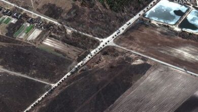 Imagen vía satélite de un convoy militar ruso en el norte de Ucrania.