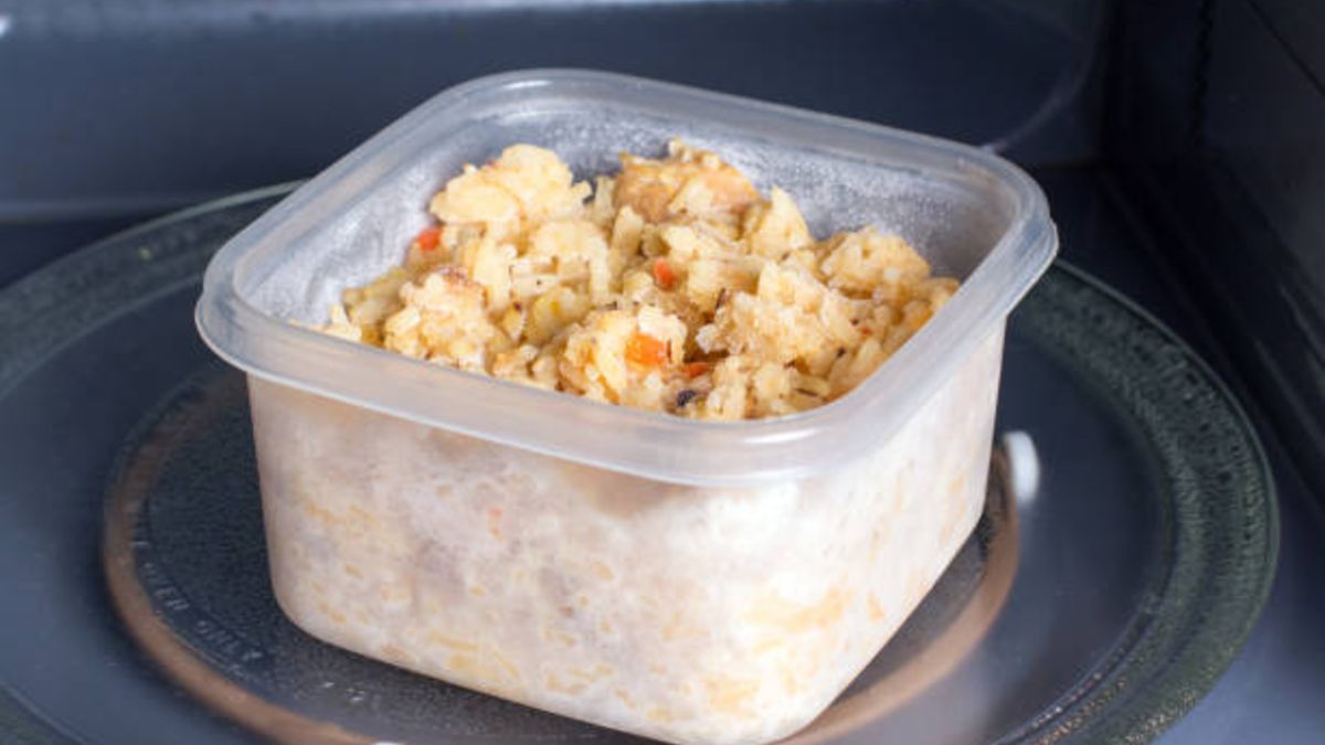 ¿Cuáles son los riesgos de usar plásticos en el microondas?