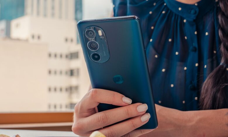 ¿El Motorola Edge+ (2022) tiene una ranura para tarjeta SD para almacenamiento ampliable?