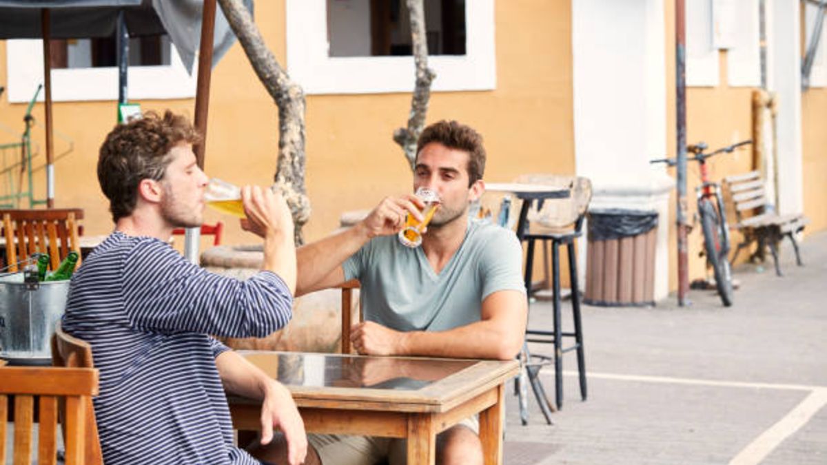¿Es obligatorio usar la mascarilla mientras tomamos algo en una terraza?