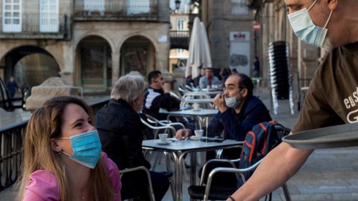 ¿Hay que utilizar mascarilla en las terrazas de los bares? ¿O no?