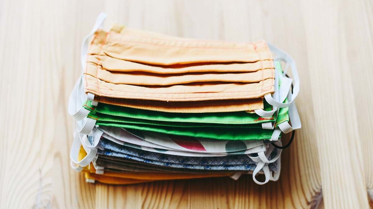 ¿Las mascarillas de tela protegen? Los dos métodos para comprobarlo