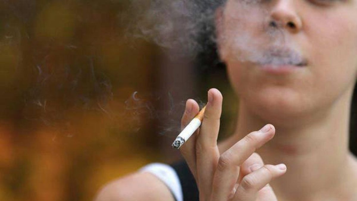 ¿Por qué las comunidades están prohibiendo fumar en la calle?