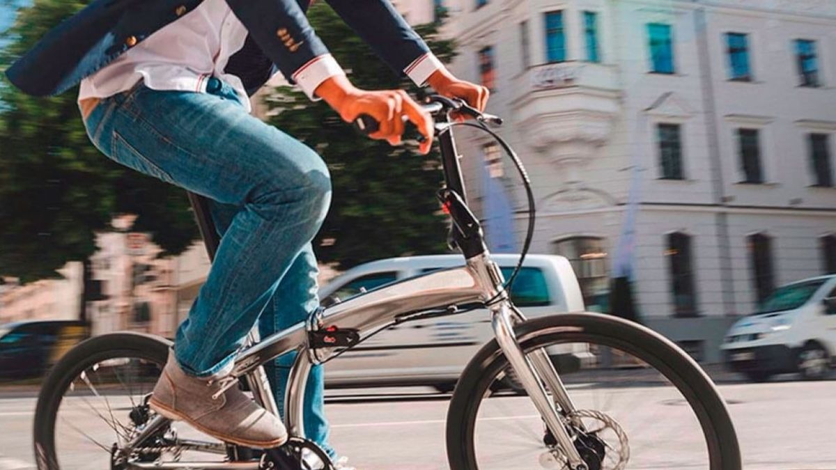 ¿Pueden circular por la acera las bicicletas? Esto es lo que dice la DGT