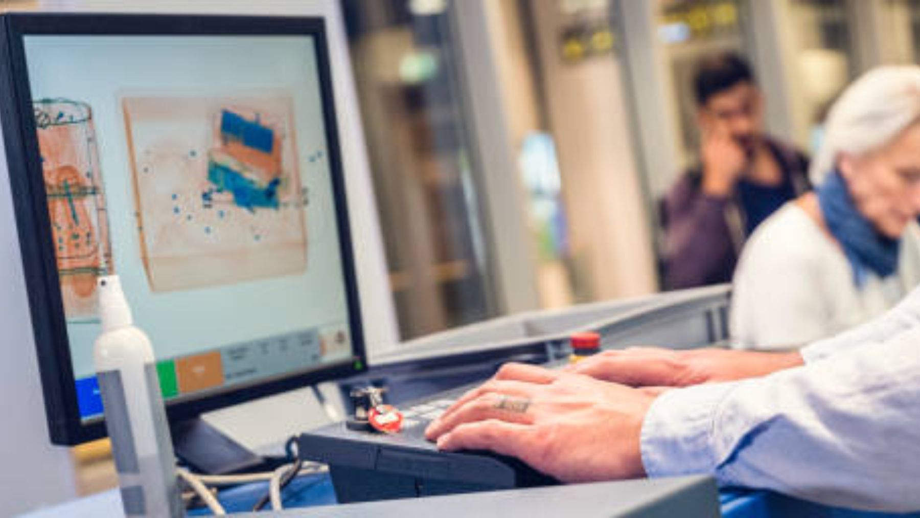 ¿Qué sucede con los alimentos que son confiscados en el aeropuerto?