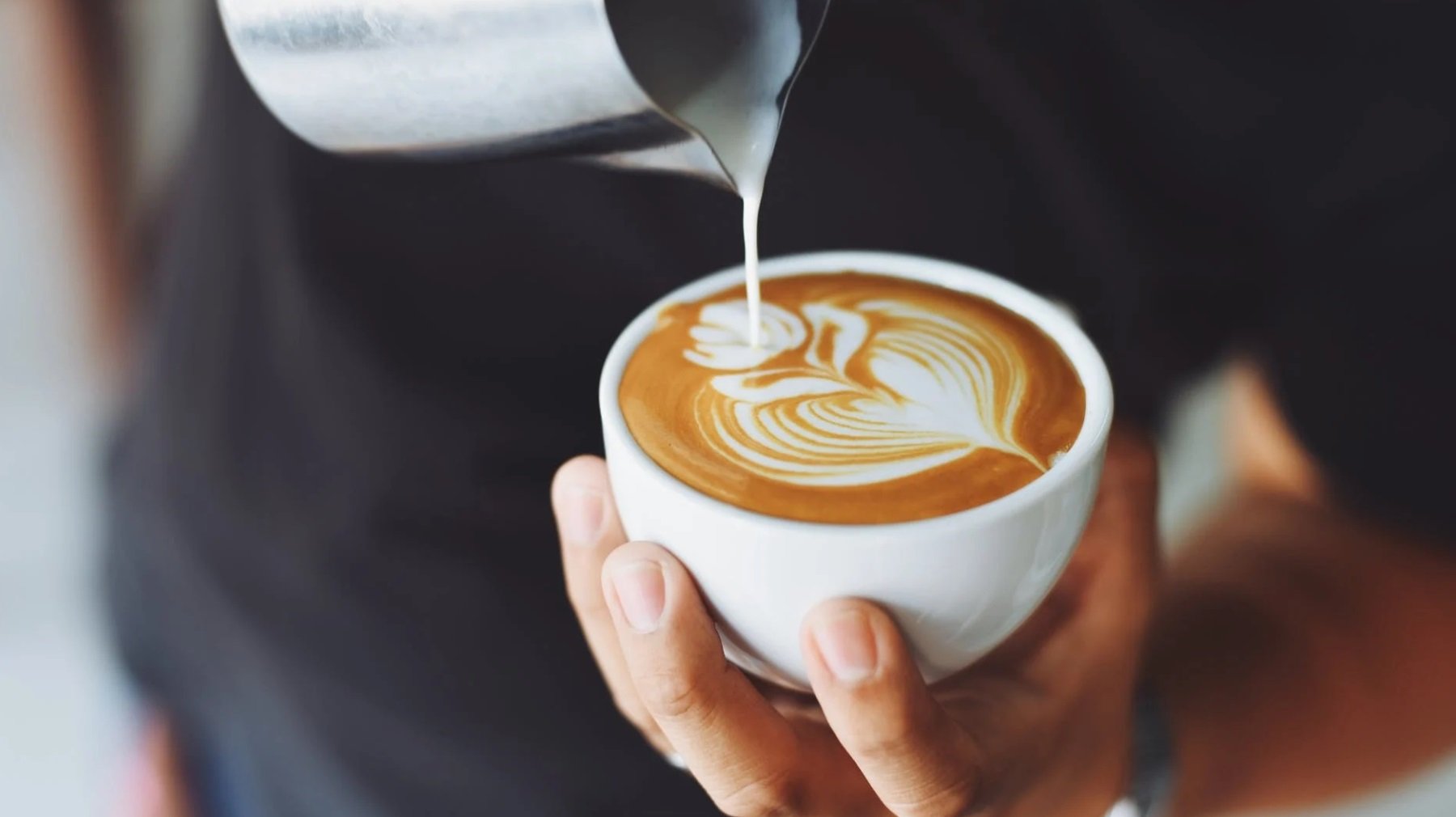 ¿Qué tiene más cafeína el café o el té?