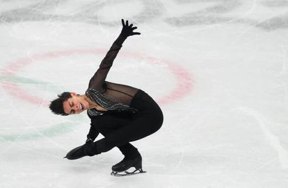 Una de las piruetas de Carrillo durante la final de patinaje artístico.