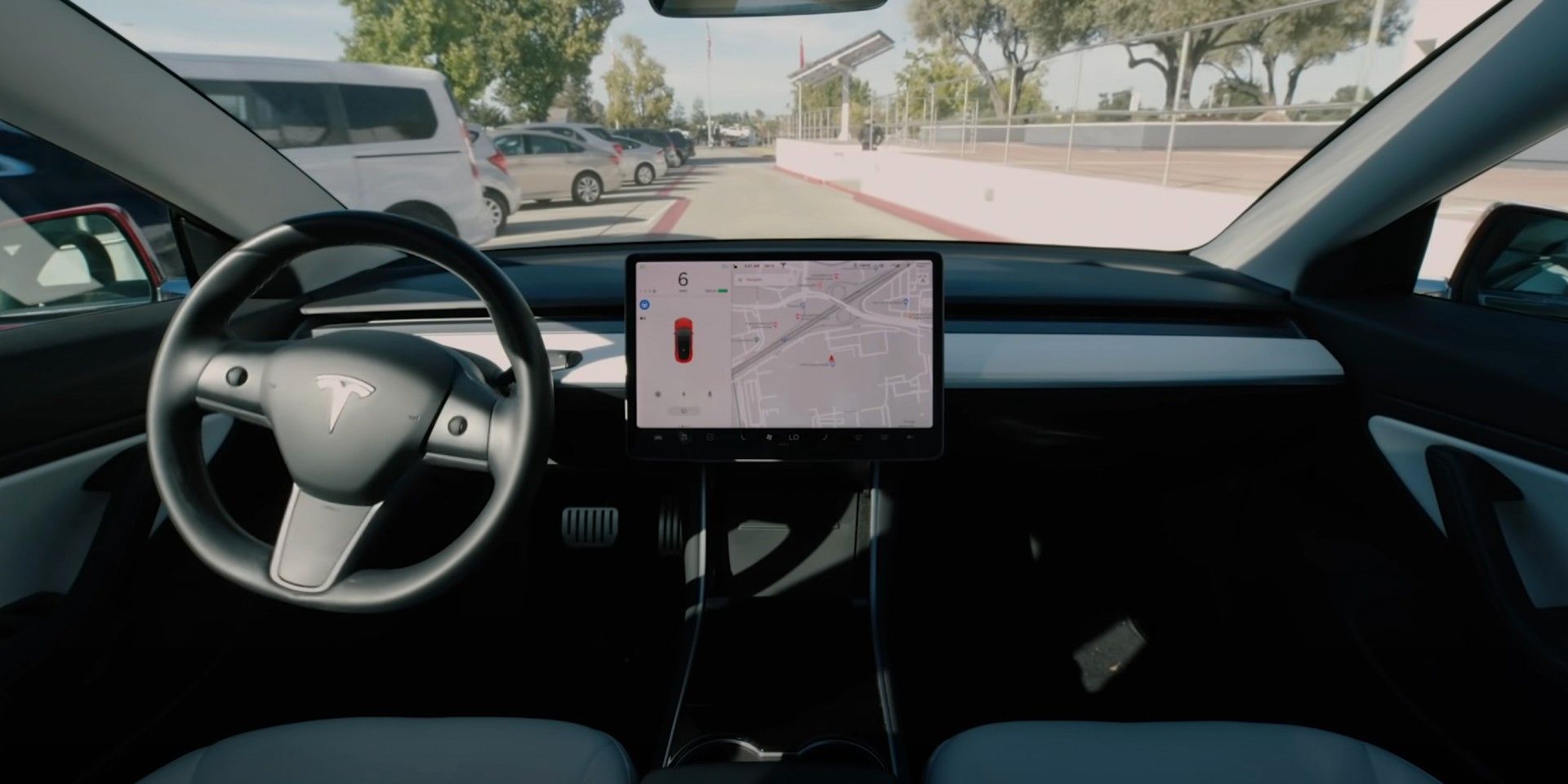 ¿Qué es la 'invocación inteligente' de Tesla y por qué debe tener cuidado al usarla?