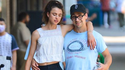 Jack Antonoff con su novia, la actriz Margaret Qualley. 