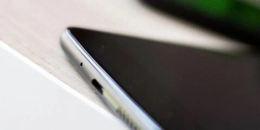 ¿Sabes qué es y para qué sirve el agujero de la parte inferior de los móviles Android?