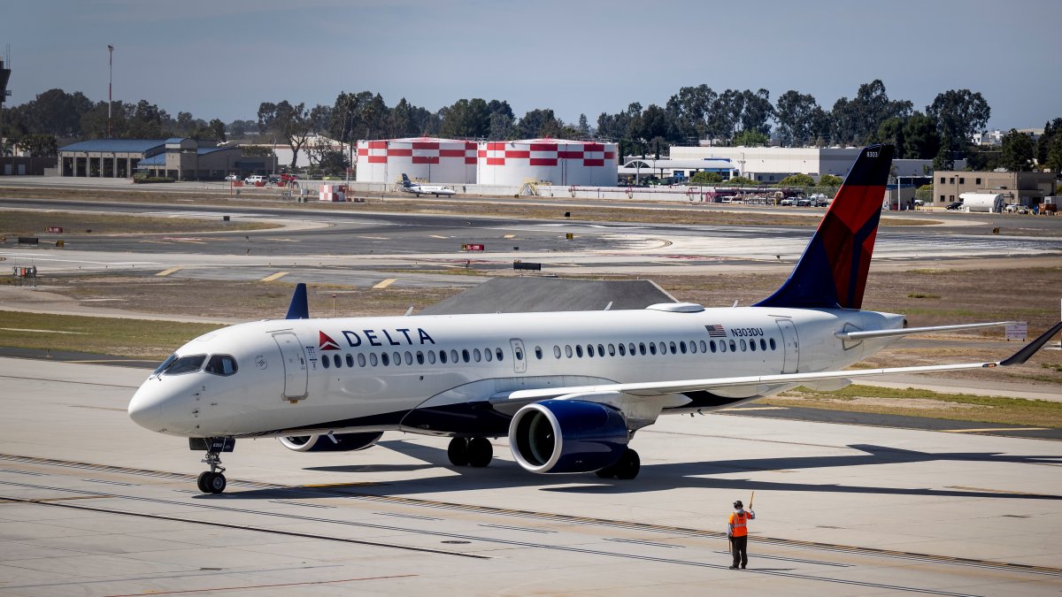 Avión de Delta aterriza de emergencia en Denver tras una rotura del parabrisas de la cabina
