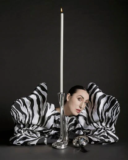 Candelabro Bone en plata de ley, caja Pumpkin en plata de ley con borla de seda negra de Elsa Peretti para Tiffany & Co. Chaqueta con estampado cebra de Dolce & Gabbana y guantes negros de Guante Varadé.