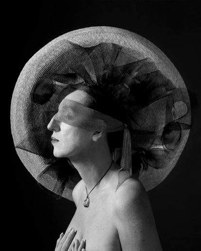 Elsa Peretti pasó tiempo en la localidad india de Jaipur. Inspirada en la mágica atmósfera de aquella ciudad, creó su colección Mesh, realizada de manera artesanal y cuya pieza central es el collar-pañuelo en cota de malla de oro. Rossy de Palma también lleva colgante Open Heart en oro con cordón de seda negro, de Elsa Peretti para Tiffany & Co. El sombrero es de paja natural y ornamentado con crin de Eliurpi.