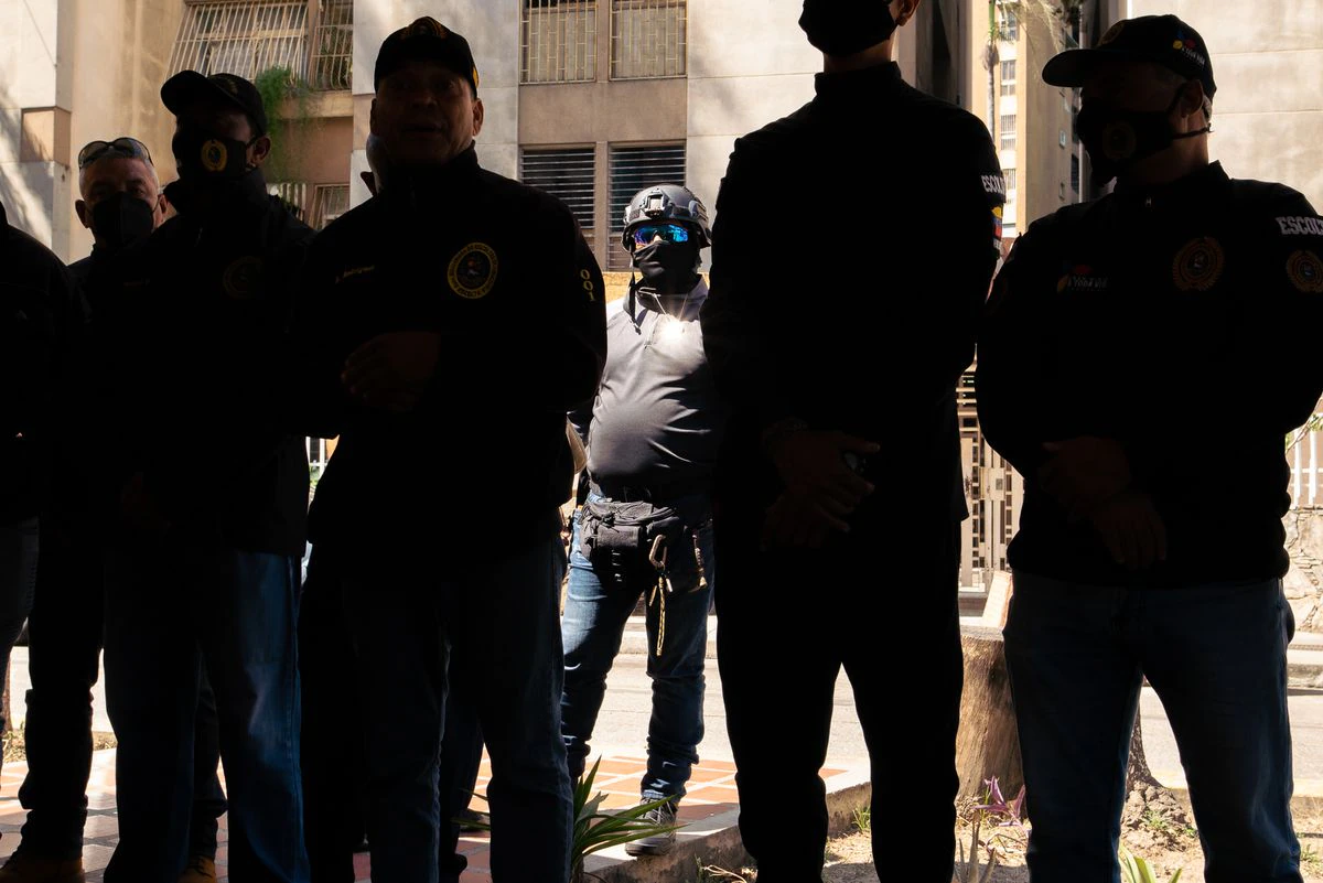 Caracas, la vida entre revólveres