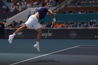 Alcaraz sirve durante la final contra Ruud.