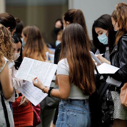 GRAFCVA5697. VALENCIA, 08/06/2021.- Varios estudiantes repasan antes del inicio de las Pruebas de Acceso a la Universidad (PAU), este martes en la Universitat Politècnica de Valencia. Más de 24.500 estudiantes de la Comunitat Valenciana inician este martes las Pruebas de Acceso a la Universidad (PAU), 500 alumnos más que el año pasado. EFE/Ana Escobar
