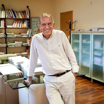 29/07/2021.-
Miguel Soler, coautor del nuevo currículo educativo aprobado por el Ministerio de Educación y secretario autonómico de Educación de la Generalitat valenciana, en su despacho.
FOTO, MÒNICA TORRES/EL PAíS
.